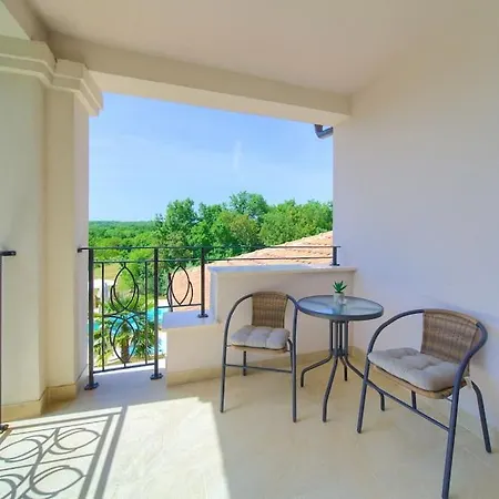 Laura With Beautiful Yard And Pool * Vrh