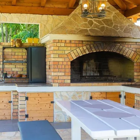 Laura With Beautiful Yard And Pool Villa Vrh