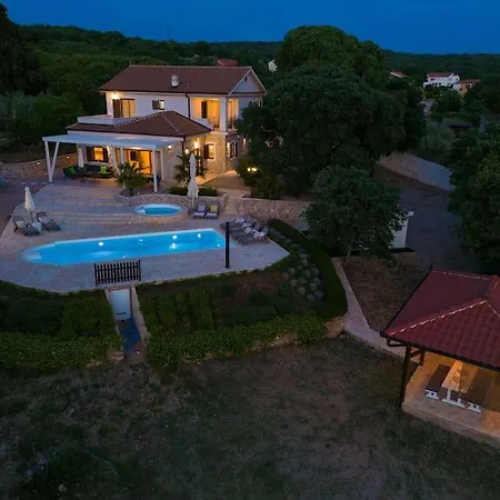 Laura With Beautiful Yard And Pool Villa
