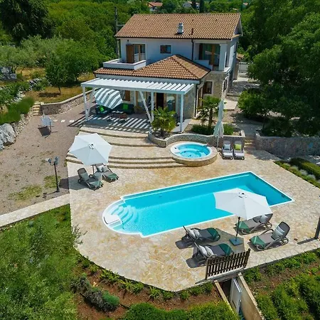 Villa Laura With Beautiful Yard And Pool