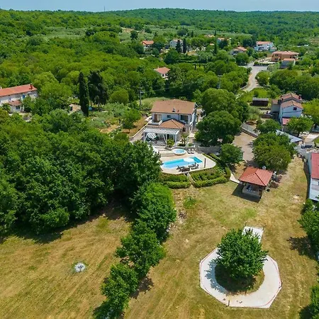 Laura With Beautiful Yard And Pool Villa Vrh