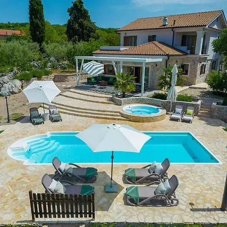 Laura With Beautiful Yard And Pool Villa