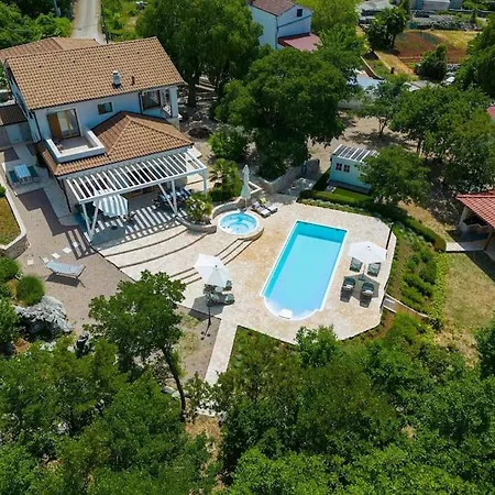 Villa Laura With Beautiful Yard And Pool