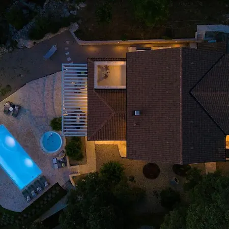 Laura With Beautiful Yard And Pool Willa Vrh (Krk)