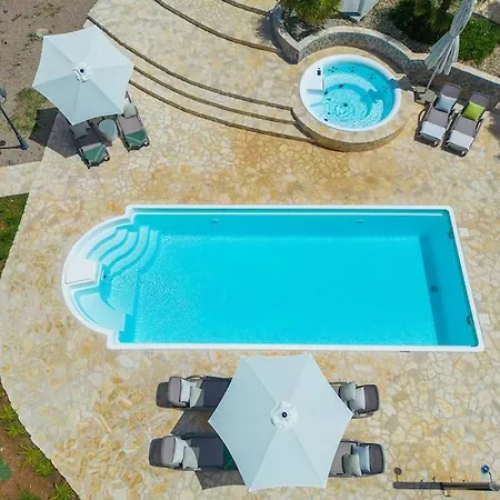 Laura With Beautiful Yard And Pool Vilă