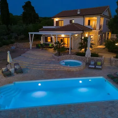 Laura With Beautiful Yard And Pool Vilă *