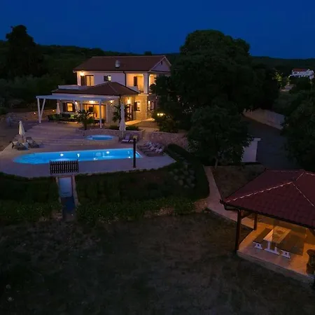 Laura With Beautiful Yard And Pool Vilă Vrh (Krk)