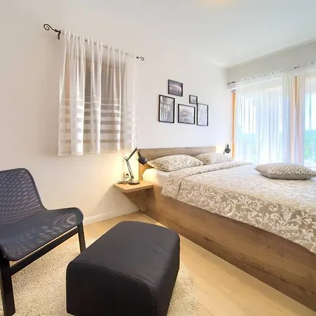 Laura With Beautiful Yard And Pool * Vrh (Krk)