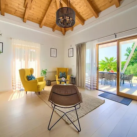 Laura With Beautiful Yard And Pool Vrh (Krk)