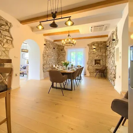 Laura With Beautiful Yard And Pool * Vrh (Krk)