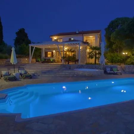 Laura With Beautiful Yard And Pool Vilă *
