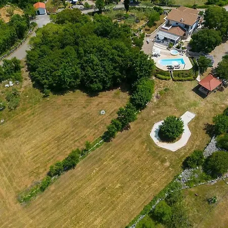 Vilă Laura With Beautiful Yard And Pool